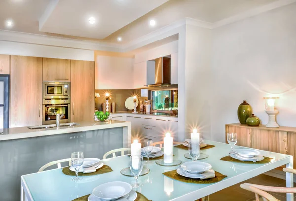 Comedor de lujo y zona de cocina decorada con cand intermitente — Foto de Stock