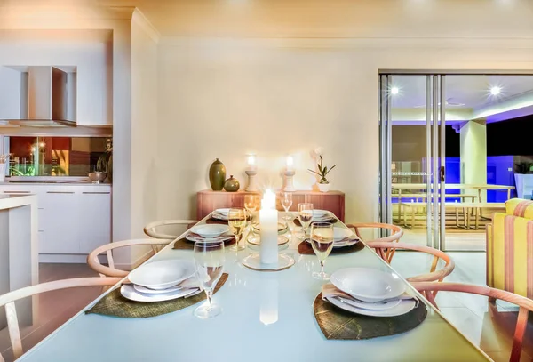 Bir evde yemek masası ayarı 