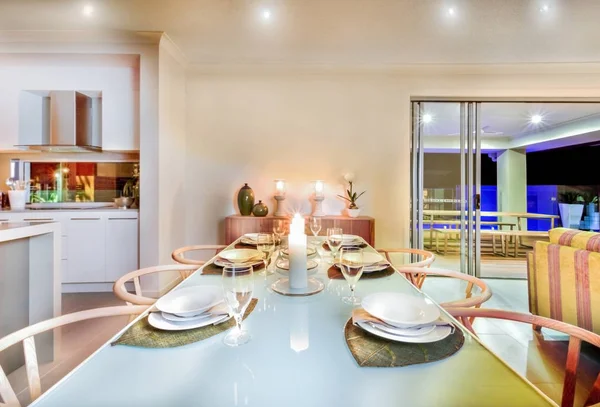 Configuración de la mesa de la cena en una casa por la noche — Foto de Stock