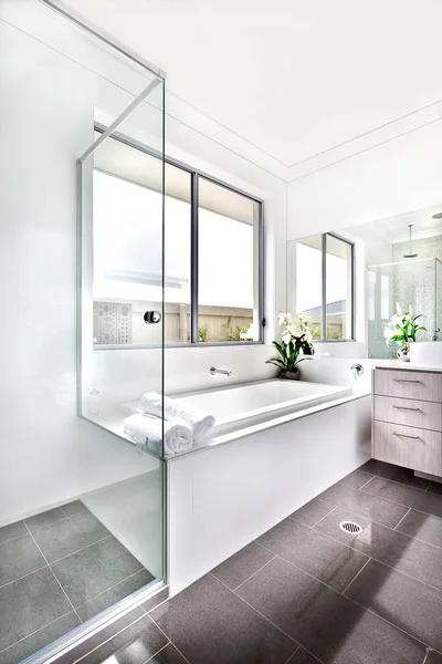 现代卫生间用到浴缸里阳光照亮 — 图库照片