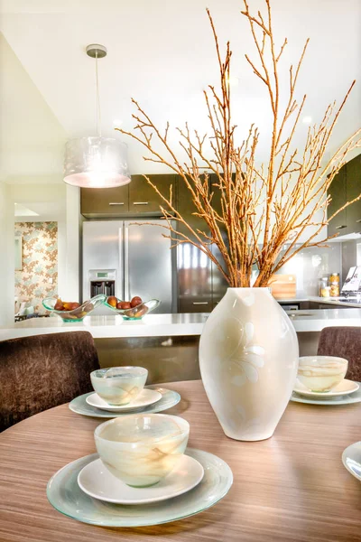 Kupalar üzerinde yuvarlak tahta masada yemek masası dekorasyonu — Stok fotoğraf