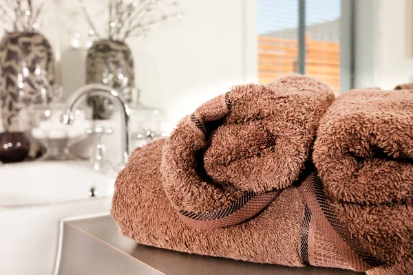 Couleur marron, serviette épaisse et en laine sur un comptoir concentré avec — Photo