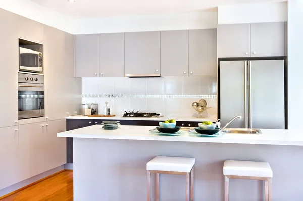Cocina de lujo con paredes blancas de una casa moderna — Foto de Stock