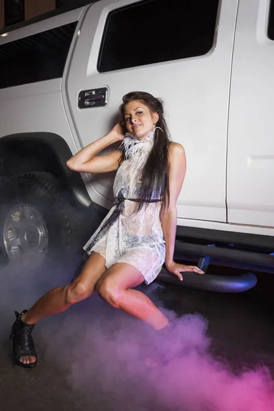 Sexy Frau posiert und lehnt vor einem Fahrzeug — Stockfoto