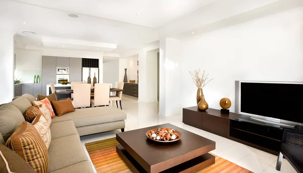 Lujosa sala de estar con una cocina al lado en el ho moderno — Foto de Stock