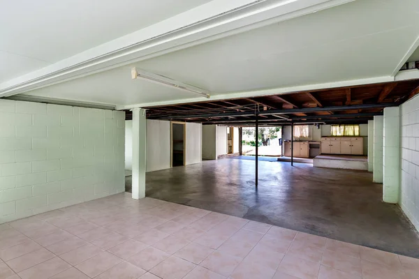 Very spacious garage