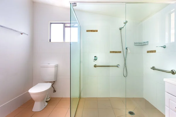 Jednoduchá koupelna s velkým sprchovým koutem — Stock fotografie