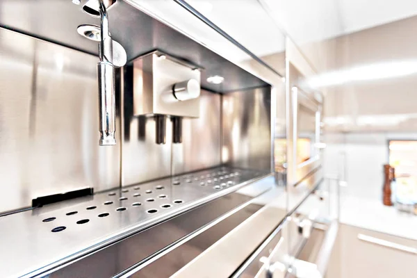 Pendekatan modern dinding oven di dapur — Stok Foto