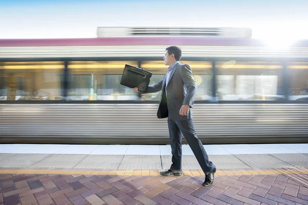Hombre de oficina sosteniendo una bolsa en la estación — Foto de Stock
