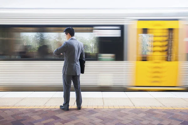 Smart man Holding filer nära tåg — Stockfoto