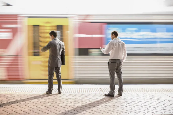 Dois povos à espera de atravessar a ferrovia — Fotografia de Stock