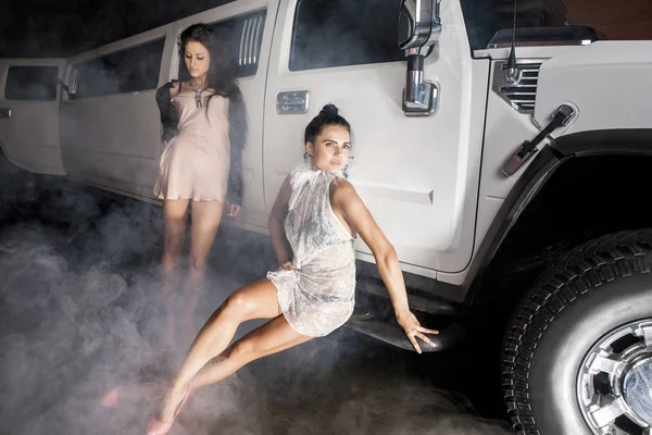 Sıcak kızlar poz içinde ön bu bir lüks araç