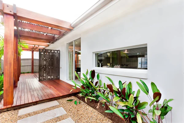 Entrada o fachada desde el exterior de una casa moderna con gran madera — Foto de Stock