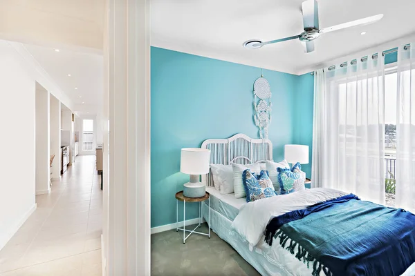 Pokój z łóżkiem wzorca i kolorowe poduszki — Zdjęcie stockowe