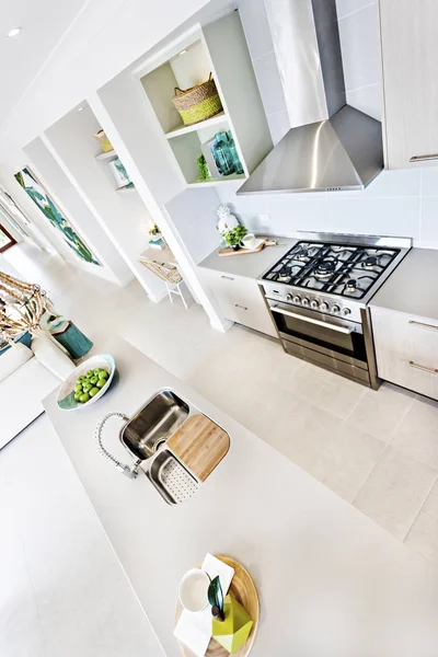 Tüm özellikleri de dahil olmak üzere renkli mutfak tasarımı