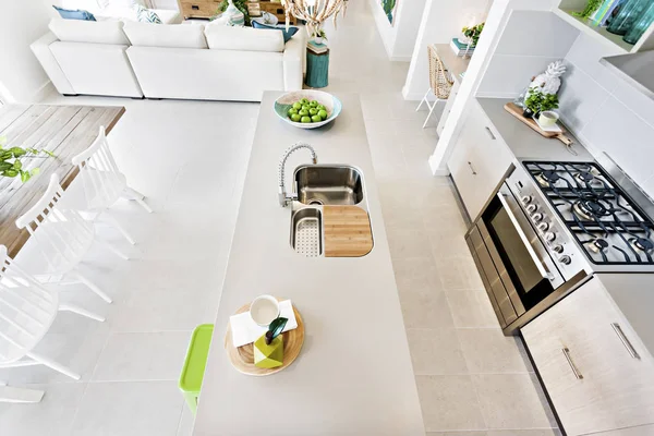 Metal tencere bitkiler mutfakta dahil