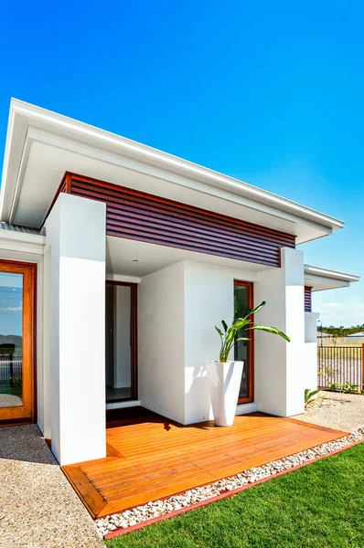 Solitary and luxurious house entrance on a shiny day with blue s — Stock Photo, Image