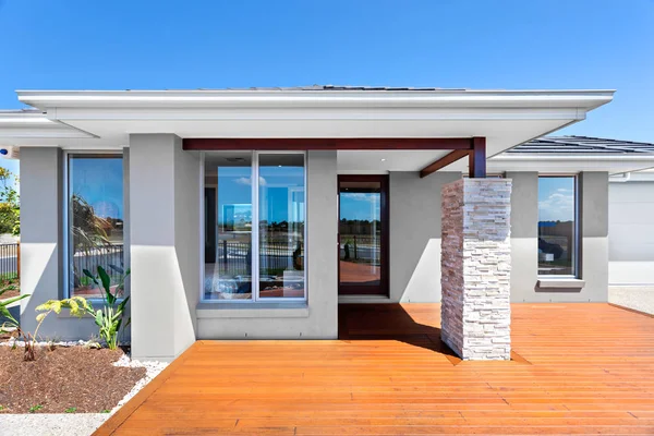 Das Äußere eines modernen Hauses mit Holzboden und blauem Himmel — Stockfoto