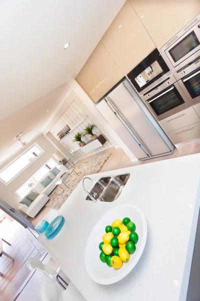 Interior de cozinha moderna com frutas e pratos — Fotografia de Stock