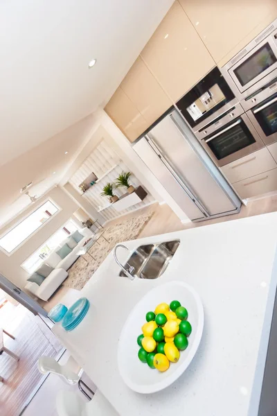 Interior de la cocina moderna con frutas y platos — Foto de Stock