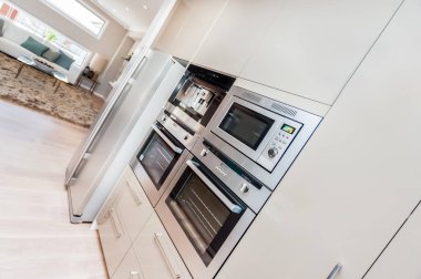Modern fırın ve buzdolabı duvara kiler cupbo ile sabit