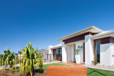 Bir yerleşim bölgesinde lüks evler ve bahçeler clea içinde