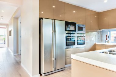 Lüks mutfak mikrodalga fırın ile modern bir buzdolabı