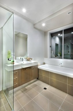 Koyu renk yer karoları ile ışıkları ile modern banyo