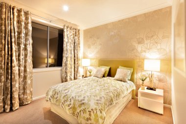 Masa lambaları tarafından aydınlatılmış king size Yataklı modern yatak odası 