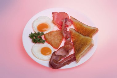 Ekmek ve et ile plaka üzerinde yumurta