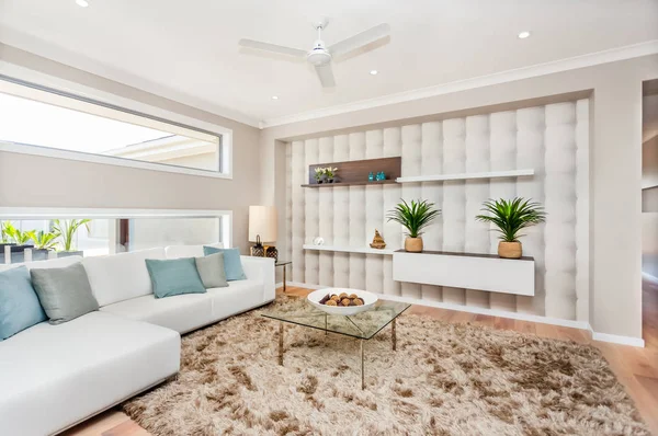 Vardagsrummet i ett lyxigt hus med naturlig dekoration och whi — Stockfoto