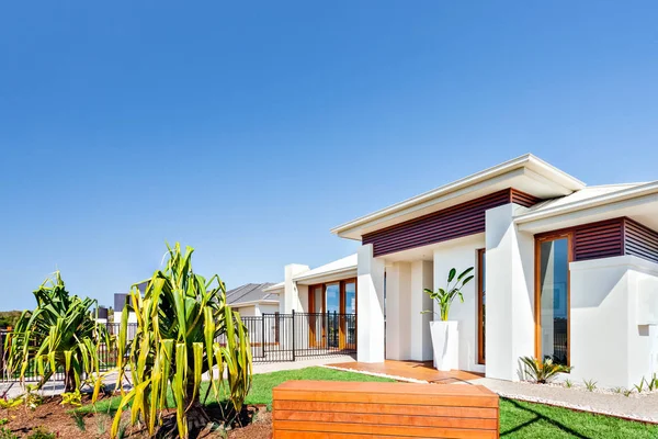 Eine Wohngegend mit luxuriösen Häusern und Gärten in der clea — Stockfoto