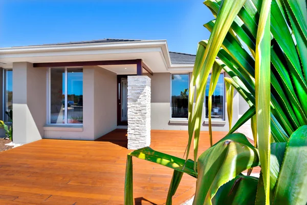 Casa de luxo com um close-up de uma árvore no céu azul backgroun — Fotografia de Stock