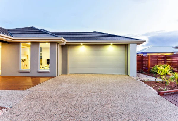 Garage met een lang en breed beton of stenen tuin vooraan bij d — Stockfoto