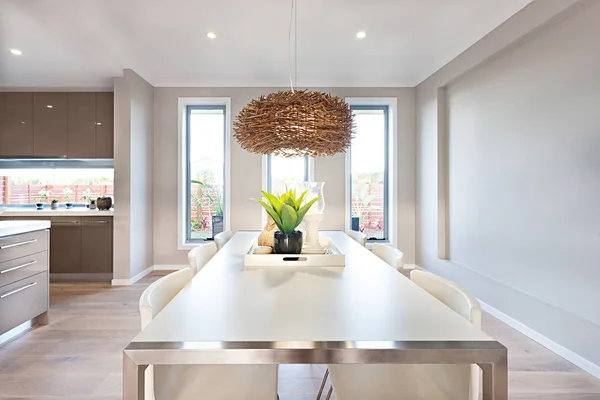 Interior de un moderno comedor con una larga mesa blanca y bam — Foto de Stock