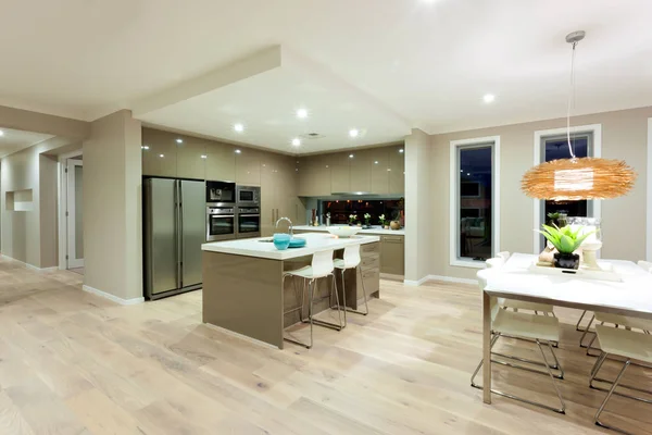 Cocina moderna y comedor vista interior de una casa moderna —  Fotos de Stock