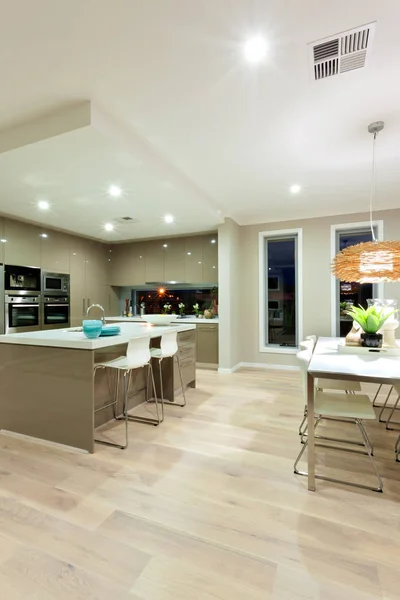 Vista interior de una casa con suelo de madera y cocina al lado de t — Foto de Stock