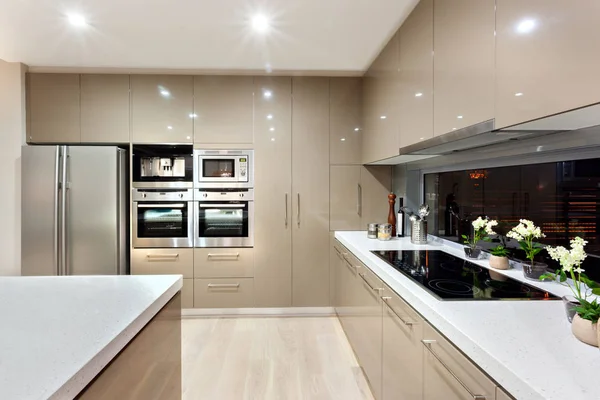 Interior da cozinha moderna em uma casa de luxo — Fotografia de Stock