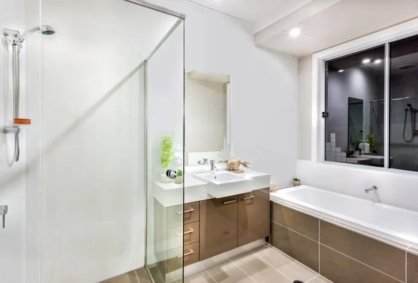 Новая ванная комната со стиральной зоной, включая ванну — стоковое фото