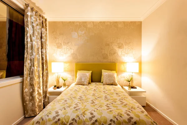 Nahaufnahme eines luxuriösen Schlafzimmers mit eingeschaltetem Licht — Stockfoto