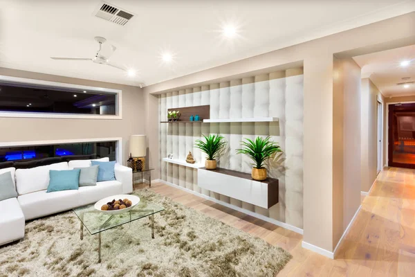 Sala de estar interior em uma casa de luxo com luzes acesas — Fotografia de Stock