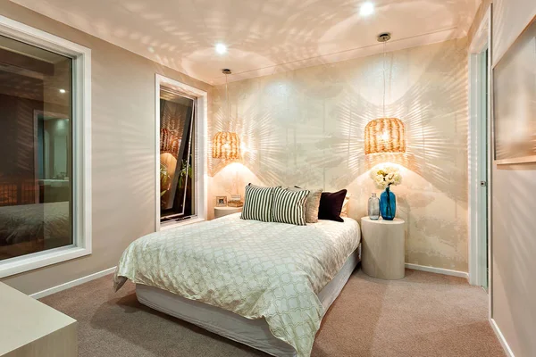 Jasny wzór na ścianie za pomocą lampy z bambusa w luksusowych — Zdjęcie stockowe
