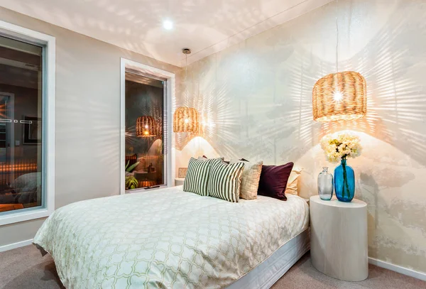 Sidovy av ett lyxigt sovrum med king size-säng och en swir — Stockfoto