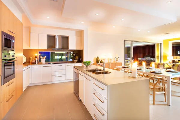 Bucătărie și zonă de luat masa iluminate de lumini de tavan și flashi — Fotografie, imagine de stoc