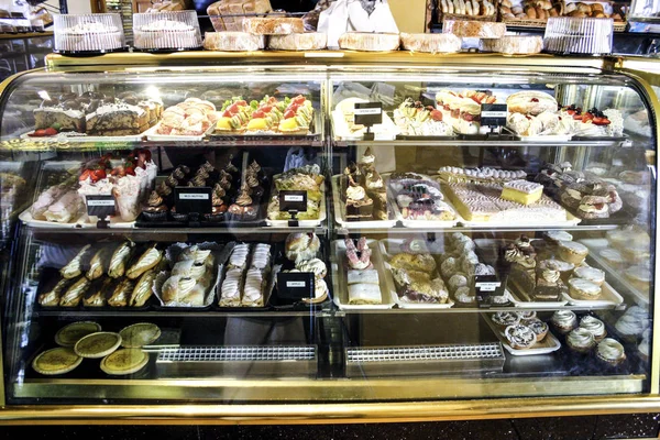 Dulces con escaparate de pasteles en hotel de lujo — Foto de Stock
