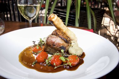 Beyaz tabak domates karışık balık salatası ile