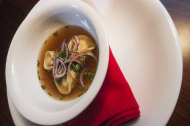 Bal ve peynir ile soğan çorbası