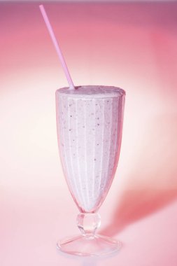 Soğuk içecek taze faluda suyu ile