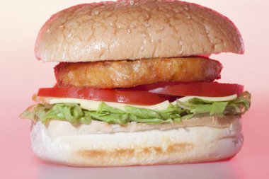 Salata ve peynir ile parlak topuz