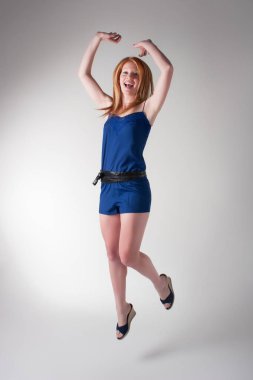 Bir stüdyoda atlama mavi tulum modeli 